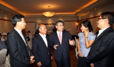 울산무역사절단 수출상담회장방문 관계자들 격려