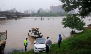 태풍'산바'로 인해 태화강변 자동차 고립
