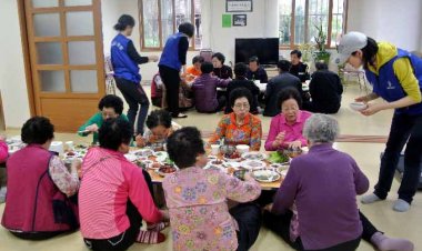 병영1동 ‘어르신 섬김의 날’ 점심 대접