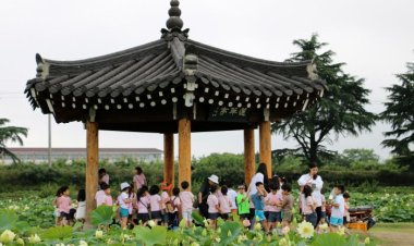 경주 안압지의 7월,