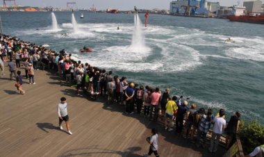 고래축제 수상 퍼포먼스