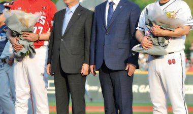 송철호 울산시장 올스타전 축하 꽃다발 전달....