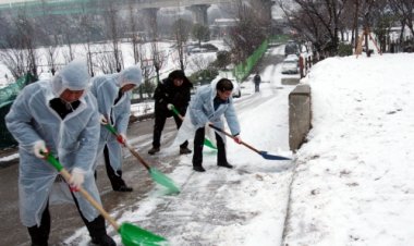 울산지역 대설주의보 발효 공무원 재설작업