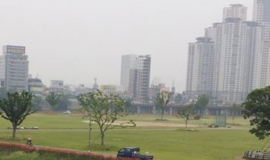 태화강 걷기 길을 파손하는 태화강 관리단 차량