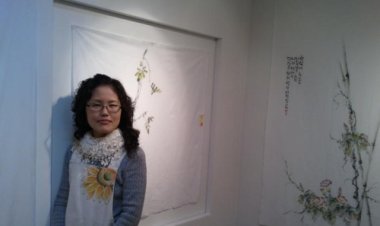 광목천 위에 그린 야생화그림 돋보여