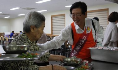 강길부 의원, 울주군 서부노인복지관 급식봉사 나서
