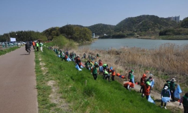 환삼덩굴 퇴치작업