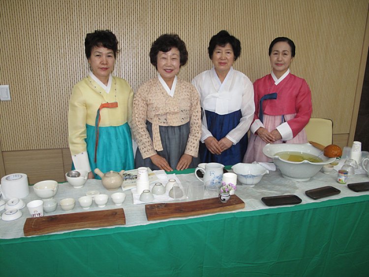 예다원 중앙회 회원들의 차봉사