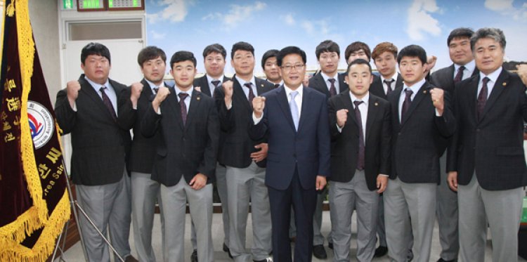 동구청 돌고래씨름단 우승기 전달