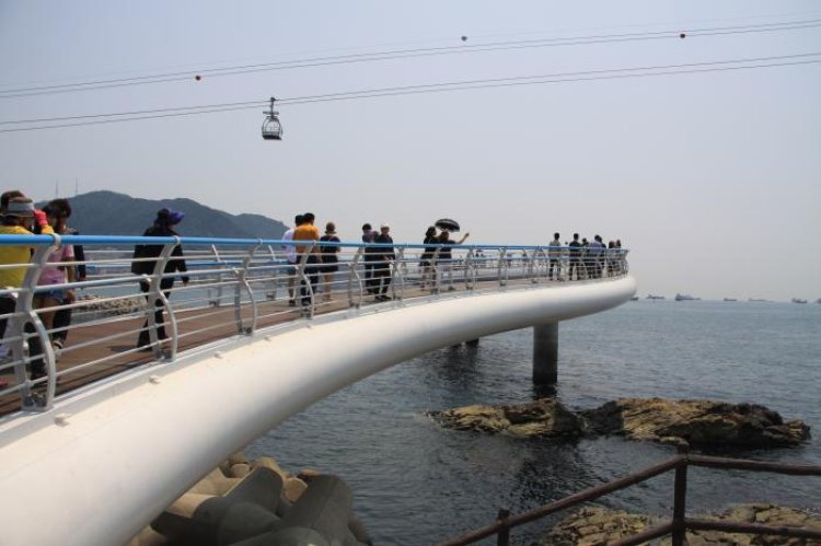 새로운 명소로 거듭나는 부산송도 구름 산책로