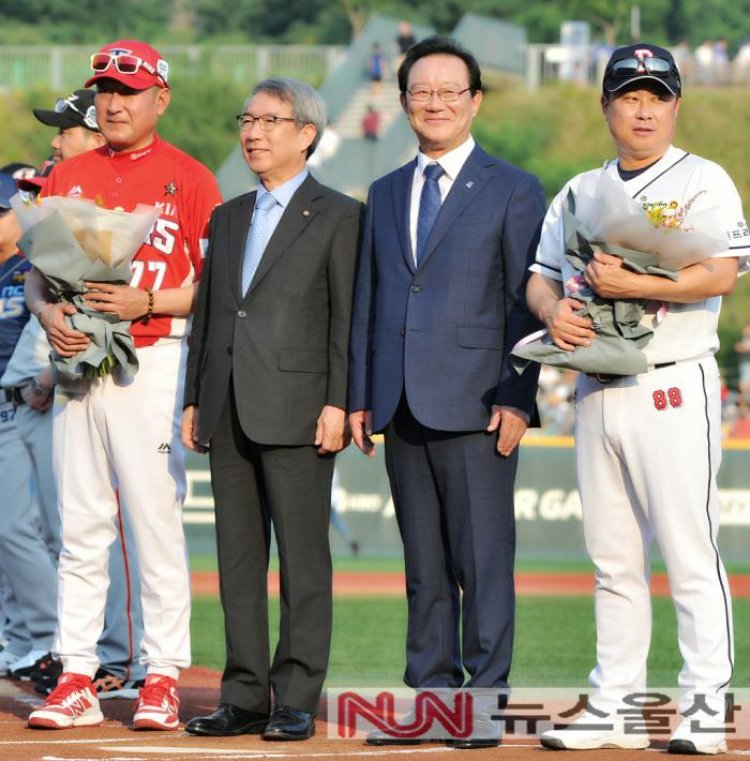 송철호 울산시장 올스타전 축하 꽃다발 전달....