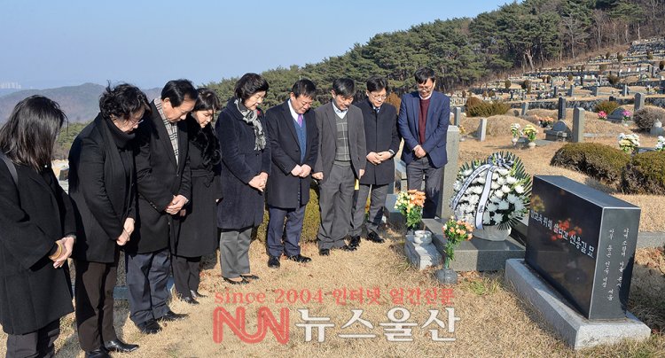 교육민주열사 솥발산 신용길 묘 참배