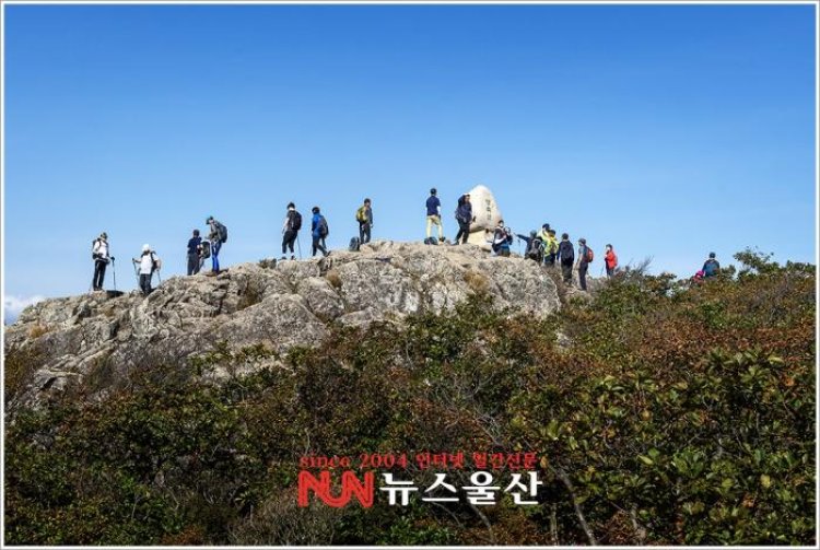 영남알프스는 등산객들로 인산인해를 이룬다.