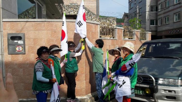 효문동 새마을부녀회 태극기 달기 운동