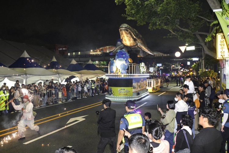 제29회 울산고래축제 화려한 개막...고래의 선물로 빛나는 장생포