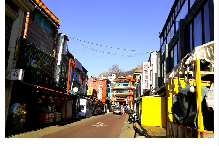 붉은 문 너머, 겹겹의 시간을 걷다.