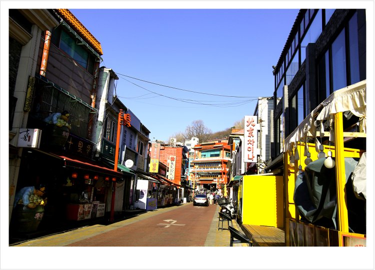 붉은 문 너머, 겹겹의 시간을 걷다.