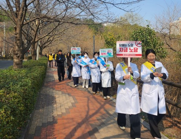 ‘공원은 모두의 쉼터, 담배 연기 대신 맑은 공기’ 선암호수공원 금연 캠페인