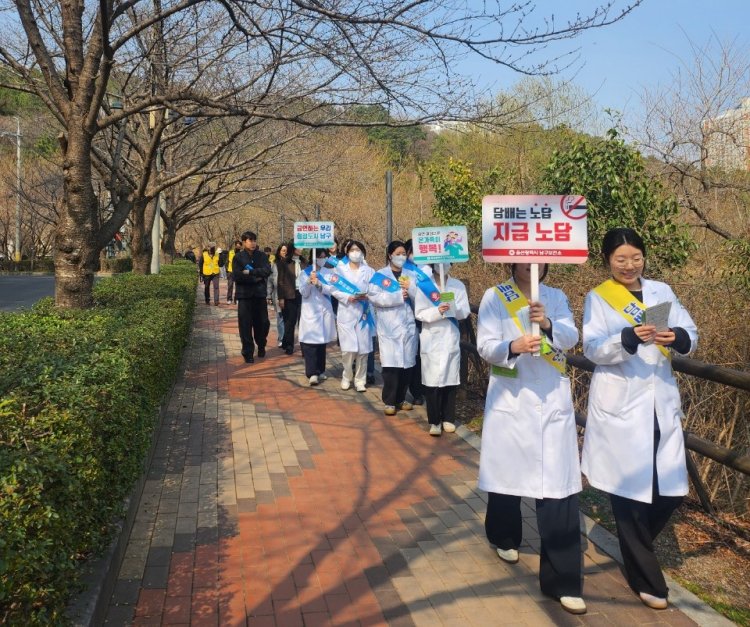 ‘공원은 모두의 쉼터, 담배 연기 대신 맑은 공기’ 선암호수공원 금연 캠페인