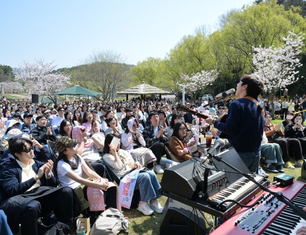 장범준밴드, 선암호수공원서 버스카버스카 벚꽃투어 공연 성황리 마쳐
