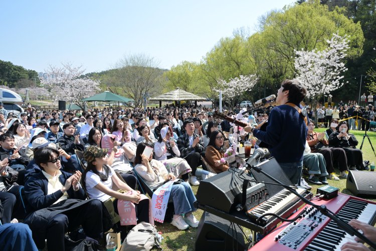 장범준밴드, 선암호수공원서 버스카버스카 벚꽃투어 공연 성황리 마쳐